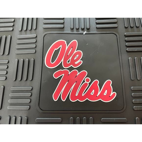 FANMATS  Ole Miss Rebels Heavy Duty Vinyl Medallion Outdoor Mat 19.5in. x 31in. - Picture 1 of 3